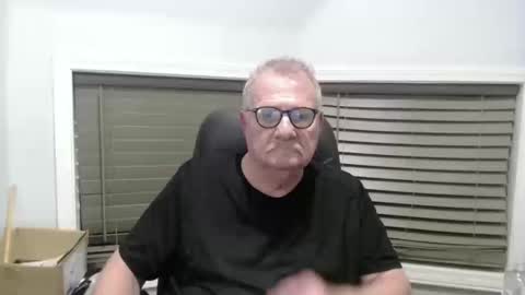 Snapshot of oldguybigd chatting on October 12, 3:33 am oldguybigd online show from October 12, 3:33 am