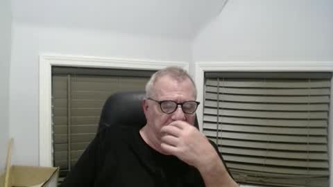 Snapshot of oldguybigd chatting on October 13, 3:34 am oldguybigd online show from October 13, 3:34 am