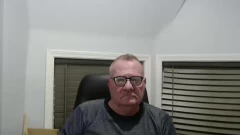Snapshot of oldguybigd chatting on October 18, 7:24 am oldguybigd online show from October 18, 7:24 am