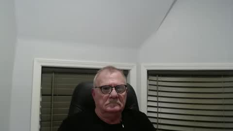 Snapshot of oldguybigd chatting on October 4, 6:40 am oldguybigd online show from October 4, 6:40 am