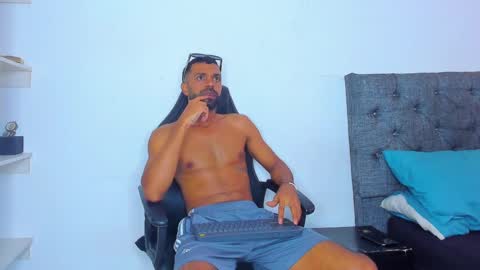 Snapshot of oliver_smith_2 chatting on December 5, 7:40 pm oliver_smith_2 online show from December 5, 7:40 pm