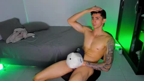 Snapshot of oliverbennet chatting on February 19, 4:55 am Oliver bennet online show from February 19, 4:55 am
