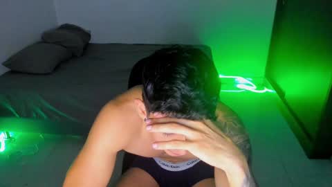 Snapshot of oliverbennet chatting on February 22, 12:38 am Oliver bennet online show from February 22, 12:38 am