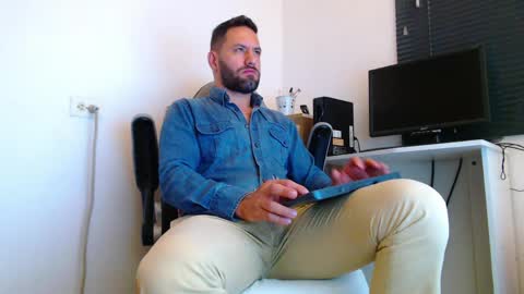 oliver online show from April 1, 1:52 pm