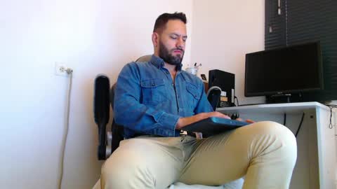 oliver online show from April 3, 1:41 pm