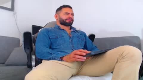 oliver online show from December 17, 3:30 pm