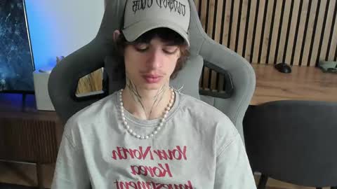 oliverrgroove online show from April 21, 9:04 am