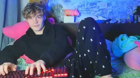 Snapshot of ololkd chatting on December 16, 8:37 pm Tony online show from December 16, 8:37 pm