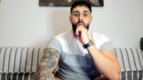 Snapshot of omar_xoxo chatting on December 20, 10:43 pm Omar online show from December 20, 10:43 pm