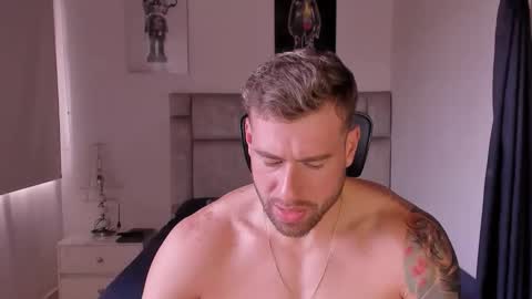 PAUL ROGER online show from October 18, 5:07 pm