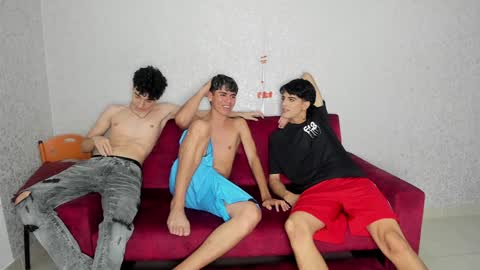 Snapshot of pelusos_mens chatting on January 3, 9:05 pm CAIN-19 ALLEN-18 RONALD-18 AUSTIN-18 MOD DANTE online show from January 3, 9:05 pm