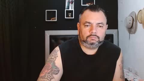 Snapshot of perverseveteranmanxxx chatting on January 25, 3:51 am Carlos online show from January 25, 3:51 am