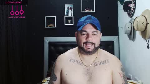 Snapshot of perverseveteranmanxxx chatting on December 12, 10:52 pm Carlos online show from December 12, 10:52 pm