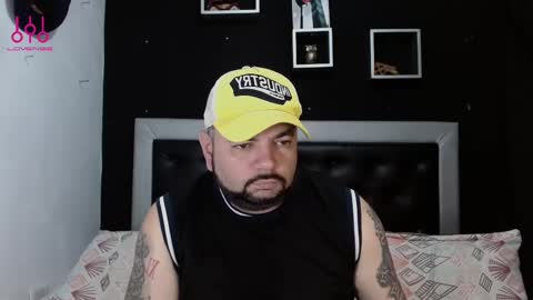 Snapshot of perverseveteranmanxxx chatting on February 22, 2:27 pm Carlos online show from February 22, 2:27 pm
