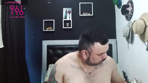 Snapshot of perverseveteranmanxxx chatting on December 9, 8:18 pm Carlos online show from December 9, 8:18 pm