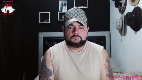 Snapshot of perverseveteranmanxxx chatting on December 31, 7:29 pm Carlos online show from December 31, 7:29 pm
