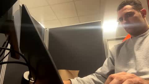 Snapshot of peterskinny24 chatting on February 18, 7:54 pm         ttps VF8L9ABFMref wl share online show from February 18, 7:54 pm