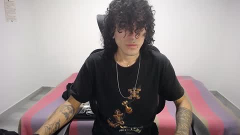 Snapshot of present_the_magic chatting on September 23, 12:21 am Plux online show from September 23, 12:21 am