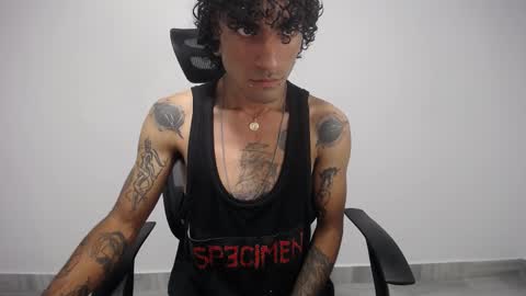 Snapshot of present_the_magic chatting on February 16, 3:47 am Plux online show from February 16, 3:47 am