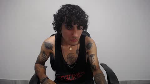 Snapshot of present_the_magic chatting on February 1, 11:37 pm Plux online show from February 1, 11:37 pm