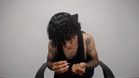 Snapshot of present_the_magic chatting on January 30, 2:49 am Plux online show from January 30, 2:49 am