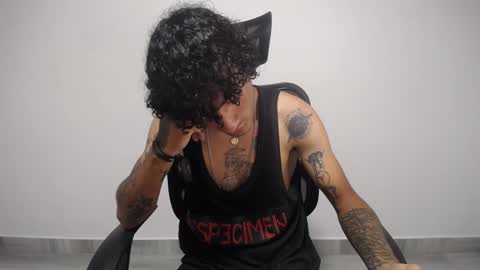 Snapshot of present_the_magic chatting on January 27, 1:16 am Plux online show from January 27, 1:16 am