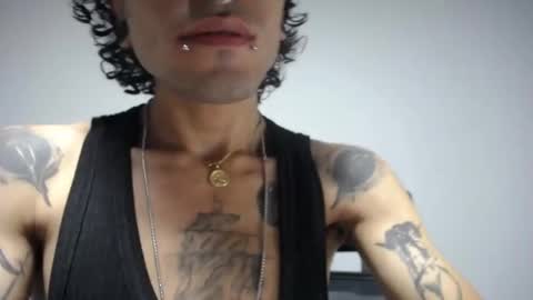 Snapshot of present_the_magic chatting on February 27, 5:34 am Plux online show from February 27, 5:34 am