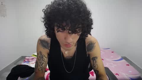 Snapshot of present_the_magic chatting on October 1, 4:49 am Plux online show from October 1, 4:49 am