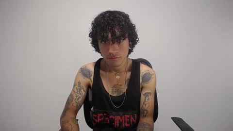 Snapshot of present_the_magic chatting on January 23, 2:44 am Plux online show from January 23, 2:44 am