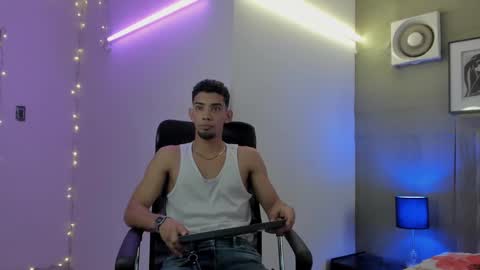 Snapshot of prince_arthur77 chatting on December 11, 1:00 pm prince_arthur77 online show from December 11, 1:00 pm
