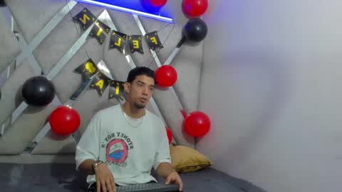Snapshot of prince_arthur77 chatting on February 14, 12:47 pm prince_arthur77 online show from February 14, 12:47 pm