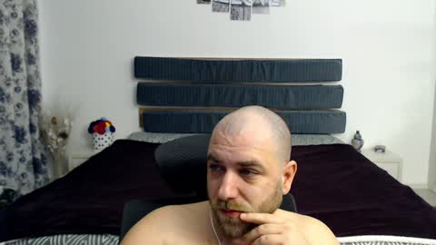 Snapshot of r0bila chatting on January 28, 11:39 pm R0bila online show from January 28, 11:39 pm