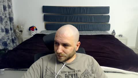 Snapshot of r0bila chatting on January 25, 11:43 pm R0bila online show from January 25, 11:43 pm