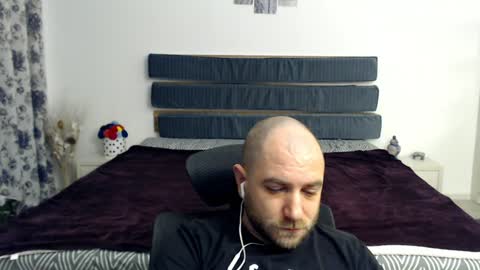Snapshot of r0bila chatting on January 29, 8:25 pm R0bila online show from January 29, 8:25 pm