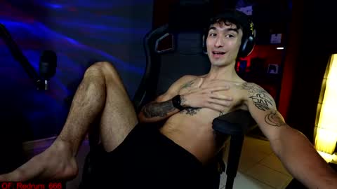 Snapshot of redrum_696 chatting on December 16, 5:43 pm Red online show from December 16, 5:43 pm