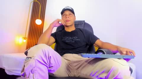 Snapshot of ricky_owens1 chatting on February 14, 7:44 pm Ricky online show from February 14, 7:44 pm