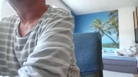 rolandloser1000 online show from May 1, 7:44 am