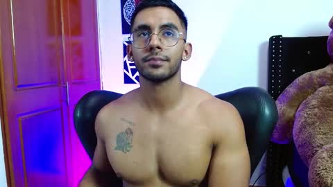 Snapshot of romanpearce_ chatting on February 20, 9:31 pm Roman online show from February 20, 9:31 pm