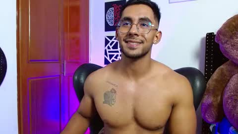 Snapshot of romanpearce_ chatting on March 5, 8:33 pm Roman online show from March 5, 8:33 pm
