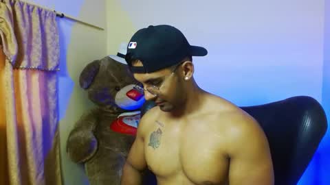 Snapshot of romanpearce_ chatting on February 5, 9:07 pm Roman online show from February 5, 9:07 pm