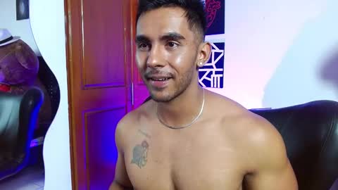 Snapshot of romanpearce_ chatting on February 21, 8:27 pm Roman online show from February 21, 8:27 pm