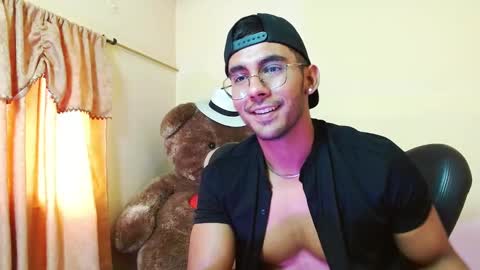 Snapshot of romanpearce_ chatting on February 12, 5:37 pm Roman online show from February 12, 5:37 pm
