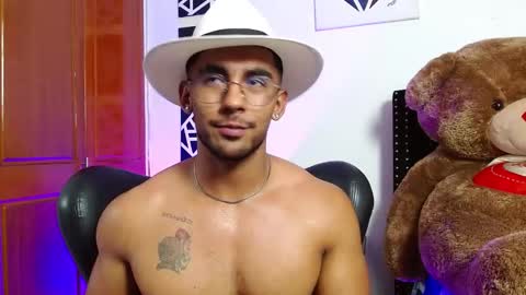 Snapshot of romanpearce_ chatting on March 6, 9:09 pm Roman online show from March 6, 9:09 pm