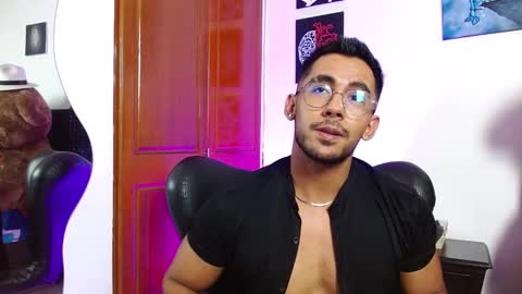 Snapshot of romanpearce_ chatting on March 8, 9:08 pm Roman online show from March 8, 9:08 pm