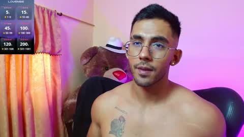 Snapshot of romanpearce_ chatting on February 14, 8:15 pm Roman online show from February 14, 8:15 pm