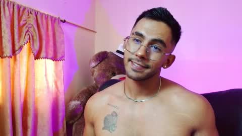 Snapshot of romanpearce_ chatting on February 15, 8:56 pm Roman online show from February 15, 8:56 pm