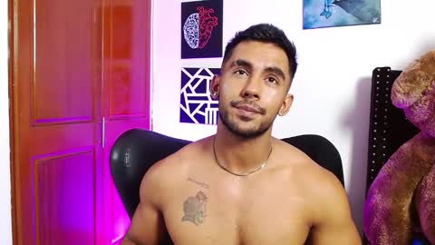 Snapshot of romanpearce_ chatting on March 10, 6:34 pm Roman online show from March 10, 6:34 pm