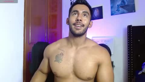 Snapshot of romanpearce_ chatting on September 13, 8:43 pm Roman online show from September 13, 8:43 pm
