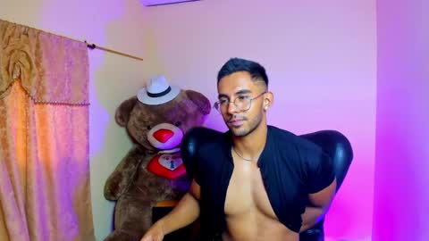 Snapshot of romanpearce_ chatting on January 29, 4:30 pm Roman online show from January 29, 4:30 pm