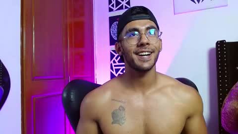 Snapshot of romanpearce_ chatting on February 28, 7:14 pm Roman online show from February 28, 7:14 pm